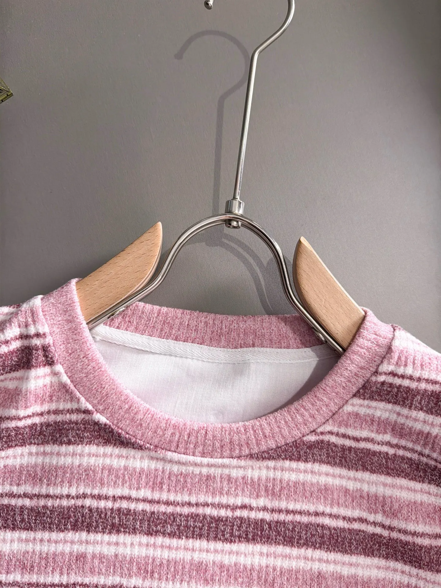 Exclusive launch in Paris of 2026 autumn and winter New Arrival sweatshirts for men and women. Many stars have the same style. Craftsmanship that cannot be replicated by ordinary small workshops. We are not afraid of any challenges in terms of materials, detail restoration and craftsmanship, just to provide you with wonderful products. Compare the top Original versions at will. No expense is spared just to make it better. Unique imported fabric feel. Purely imported German machine production. Precision operation. Thousands of needles density. Complete set of New Arrival accessories with three standards. Versatile fashionable upper body. A perfect choice for autumn and winter. A must-have item. Sizes: M-3XL (please state your height and weight when placing an order)